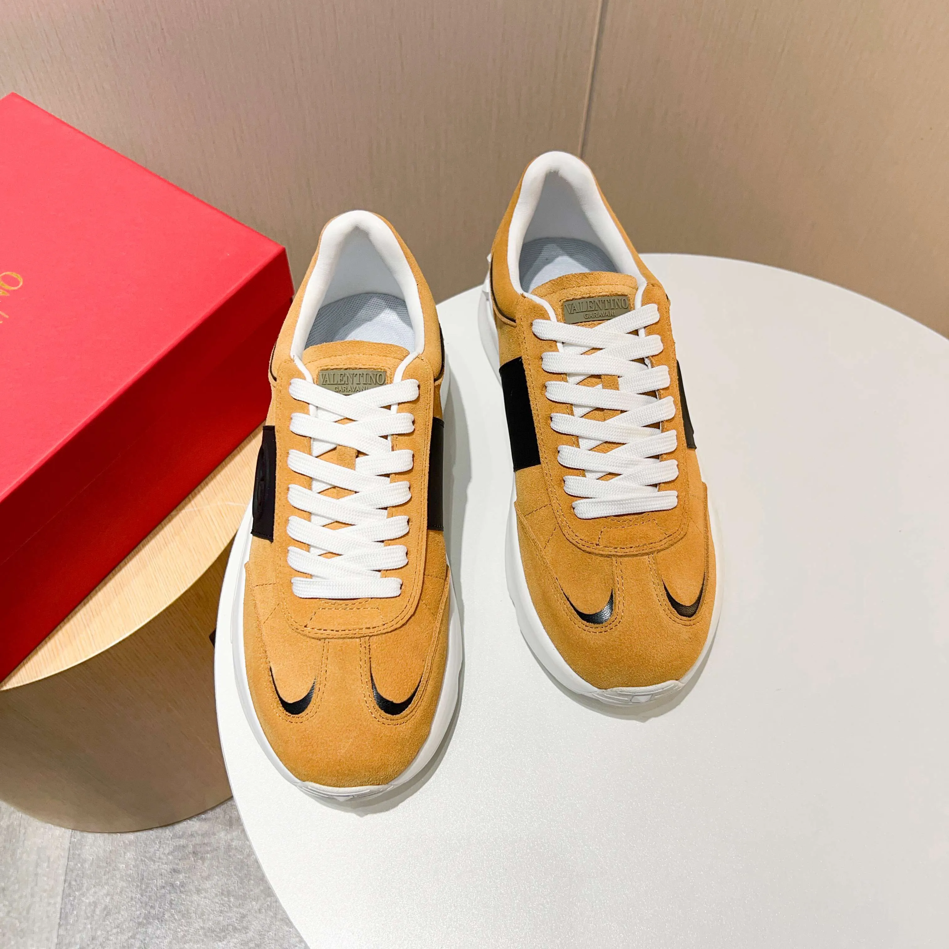 Ex-factory price: 520💰𝙑𝙖𝙡𝙚𝙣𝙩𝙞𝙣𝙤/Valentino𝙑𝙏 The latest official website main model in early autumn Classic continuation💯Making goods all year round🎁Wannian classic series sports and casual shoes💥, a must-have trendy item all year round🏆Many stars and Internet celebrities have performed it🔥 The original version is developed one to one, perfect last shape, VT iconic logo, logo printing on tongue and upper, original full set of packaging, full oil edge on the upper, T men's men's shoes💰u ultra-light combination outsole Comfortable on the feet, not squeezing the feet, fabric/first layer of cowhide. Lining/cow lining💕 Standard size: 38-44 (45 can be ordered)